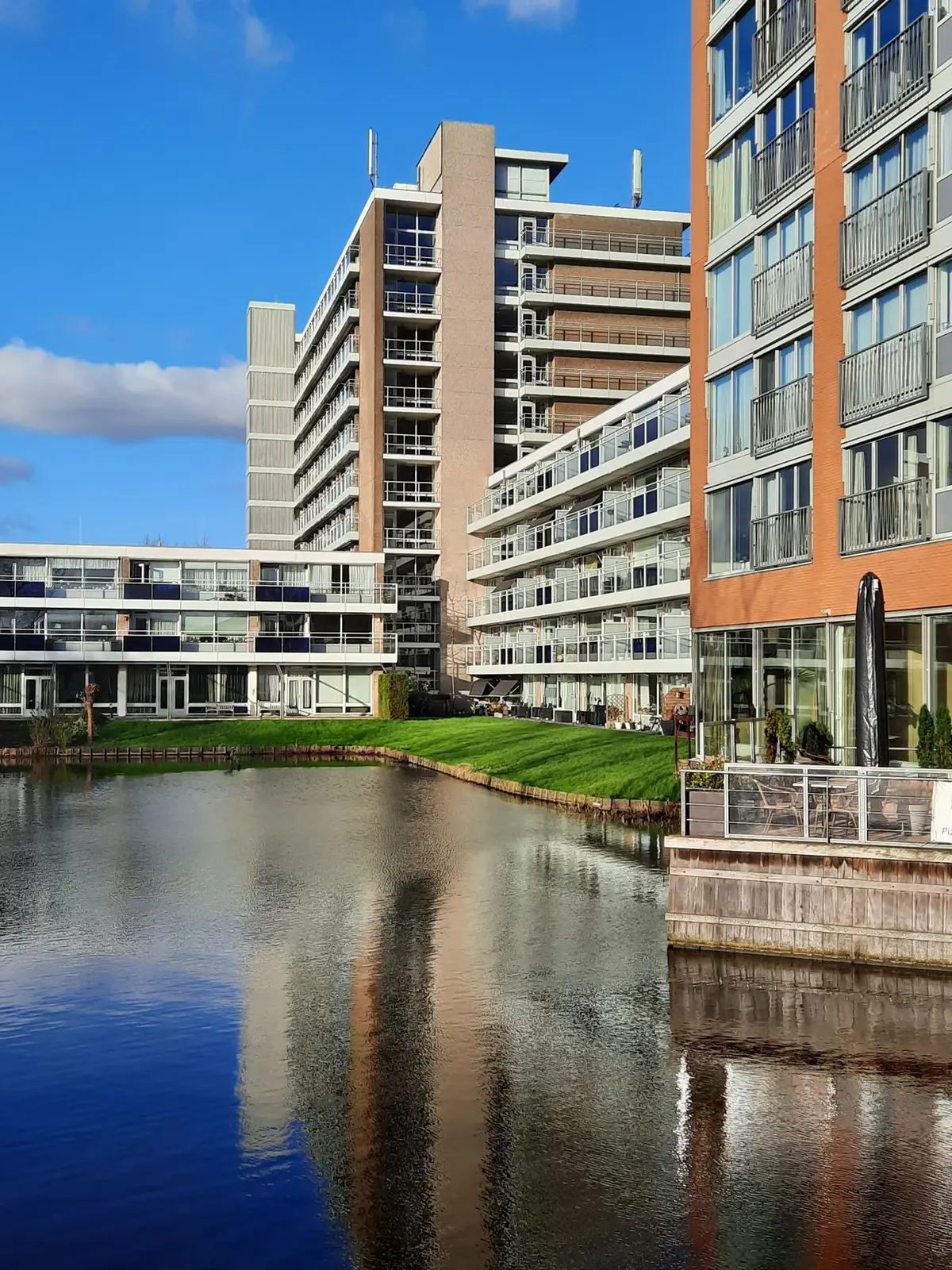 Wooncomplex van een woningcorporatie aan het water